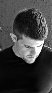 Από το Λονδίνο στην Κυψέλη — ΤΟ ΕΡΓΟ ΤΟΥ ΠΟΛΥΔΙΑΣΤΑΤΟΥ ΔΗΜΙΟΥΡΓΟΥ ΧΡΙΣΤΟΥ ΧΑΛΙΚΙΑ ΠΟΥ ΔΙΑΚΡΙΘΗΚΕ ΣΤΑ ΔΙΕΘΝΗ ΦΕΣΤΙΒΑΛ PERFORMANCE «ΑΝ Μ’ ΑΚΟΥΣ, ΘΑ ΓΙΝΩ ΣΕΙΣΜΟΣ»