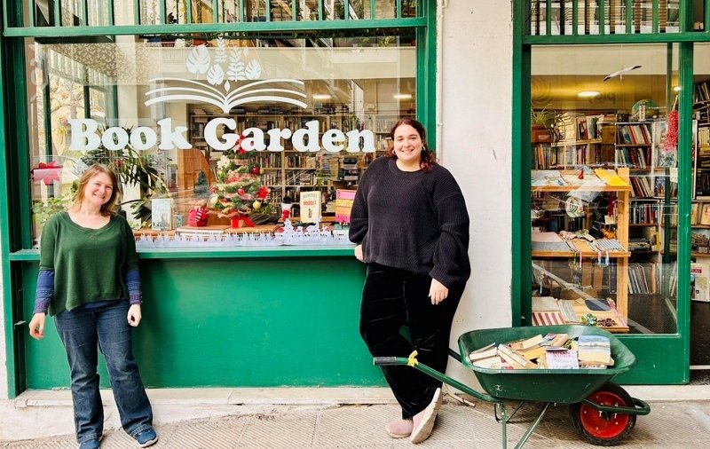 Book Garden: Το φιλανθρωπικό βιβλιοπωλείο της Αθήνας που μοιράζει τα έσοδα σε κακοποιημένες γυναίκες