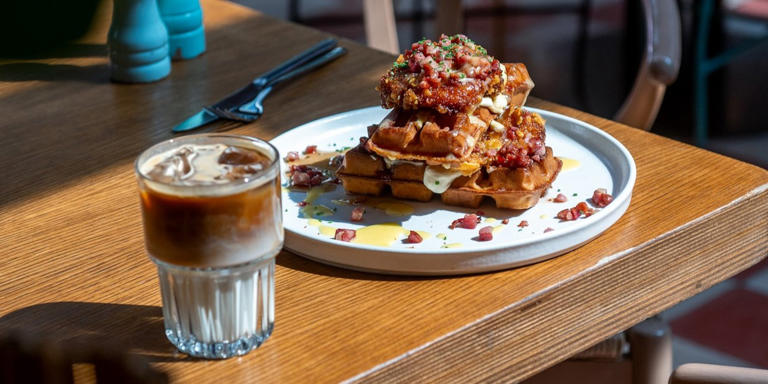 7 μέρη για λαχταριστό brunch στην Αθήνα – Βάφλες με αυγό και μπέικον, αφράτα ρολά κανέλας