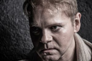 «Η ΓΕΝΝΗΣΗ ΕΝΟΣ ΦΑΣΙΣΤΑ Η ΑΠΟΛΟΓΙΑ ΤΟΥ ΘΕΟΦΙΛΟΥ ΤΣΑΦΟΥ» | Στο Θέατρο Μικρός Κεραμεικός