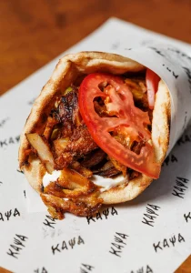 «Κάψα»: O Χριστόφορος Πέσκιας για το νέο σουβλατζίδικο στο κέντρο της Αθήνας