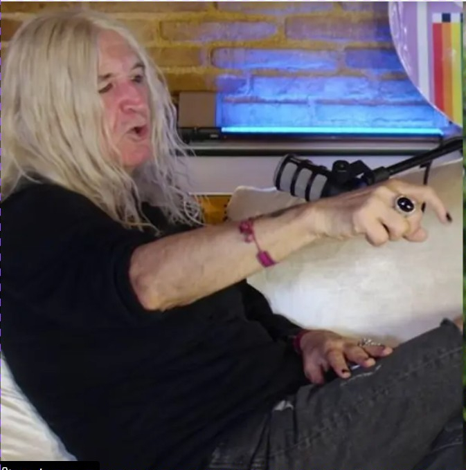 Καρβέλας κατά Άδωνι Γεωργιάδη: «Είναι κλινικός υπολελειμμένος, είναι βλαξ!»