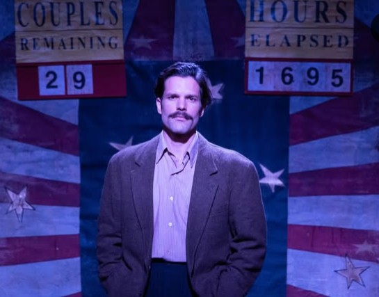 O Νικόλας Μπράβος επιστρέφει ανανεωμένος στο θεατρικό σανίδι,συμμετέχοντας στην παράσταση “Σκοτώνουν τα άλογα όταν γεράσουν” στο θέατρο “Εν Αθήναις”