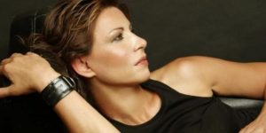 Η Κωνσταντίνα παρουσιάζει το νέο της τραγούδι «Χορεύω το Ζεϊμπέκικο»