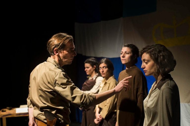 H παράσταση Μακρόνησος/Τρωάδες | Σε κείμενο και σκηνοθεσία Ανδρέα Ζαφείρη συνεχίζεται | Στη Σκηνή BRECHT 2510 