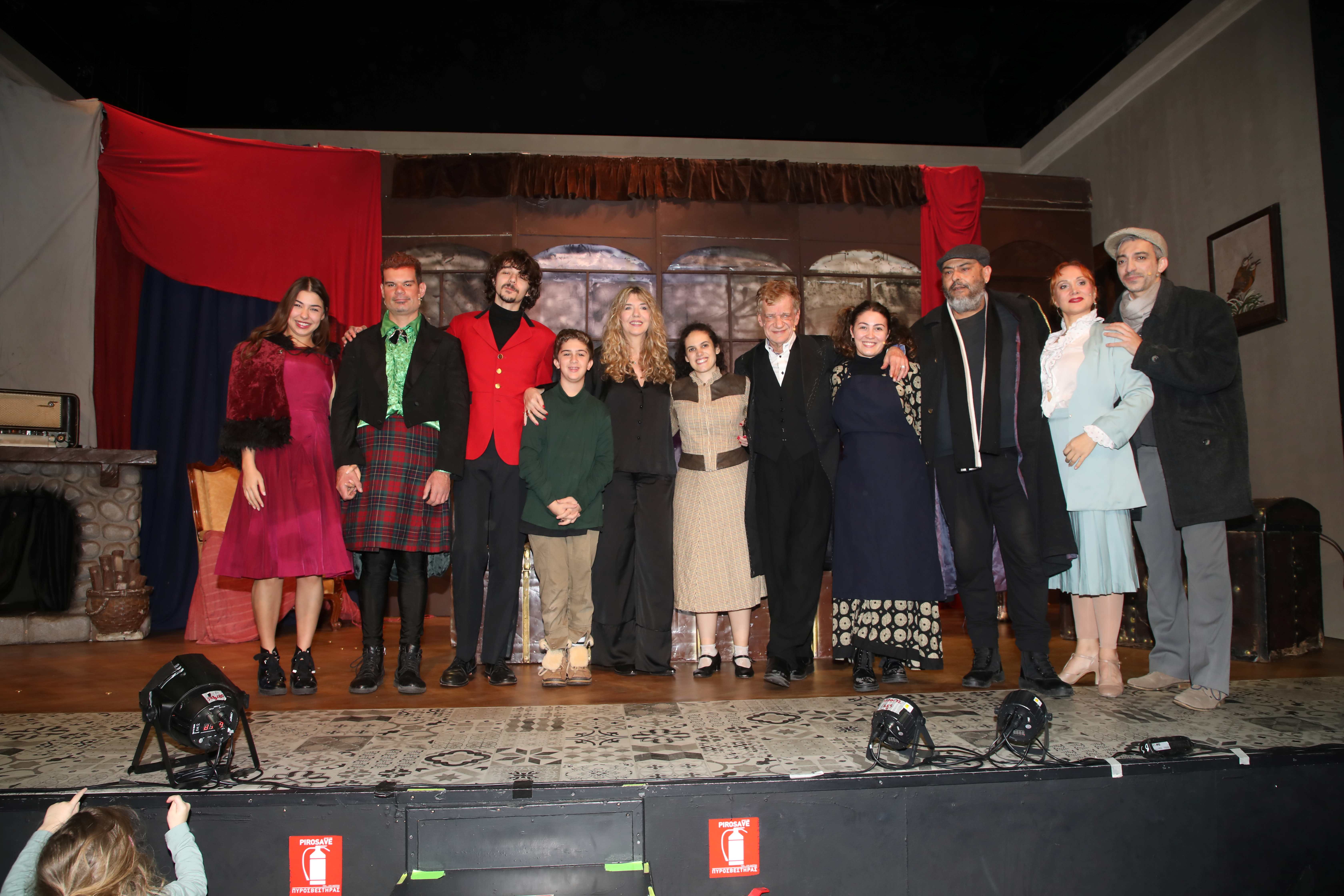 Στο θέατρο Πειραιώς 131 πραγματοποιήθηκε η κοπή της πίτας της παράστασης «Τα Χριστούγεννα του Σκρουτζ»