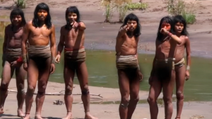 Σπάνιο βίντεο από φυλή που ζει απομονωμένη στον Αμαζόνιο – «Σκεφτόμουν από πού θα έρθει το βέλος» λέει ο περιβαλλοντολόγος που την ανακάλυψε