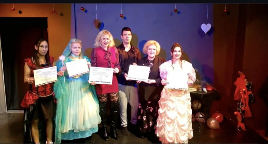 Η  Ομάδα Μύθος παρουσιάζει την χριστουγεννιάτικη παράσταση ,για μικρούς και μεγάλους , «Η Χιονάτη και η Νεράιδα των Χριστουγέννων» της Ιωάννας Προσμίτη.