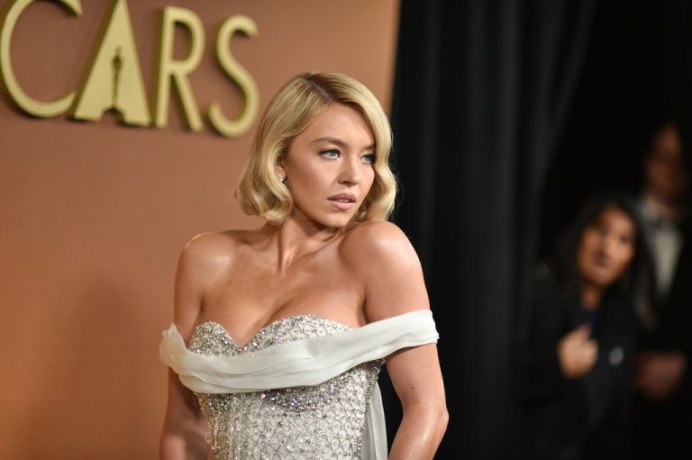 Σίντνεϊ Σουίνι: Ποζάρει με χρυσή μπογιά, στη νέα της φωτογράφιση