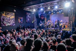 Ο Δημήτρης Σταρόβας με τους “Starovas Band” παρουσιάζοντας το project “Star Ovation – Το Rock που δεν ξεχάσαμε”