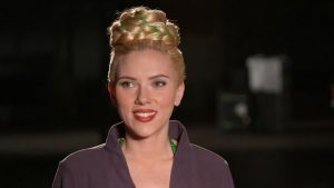 Η Σκάρλετ Γιόχανσον αποπνέει αβίαστη κομψότητα με μαύρο βελούδινο φόρεμα