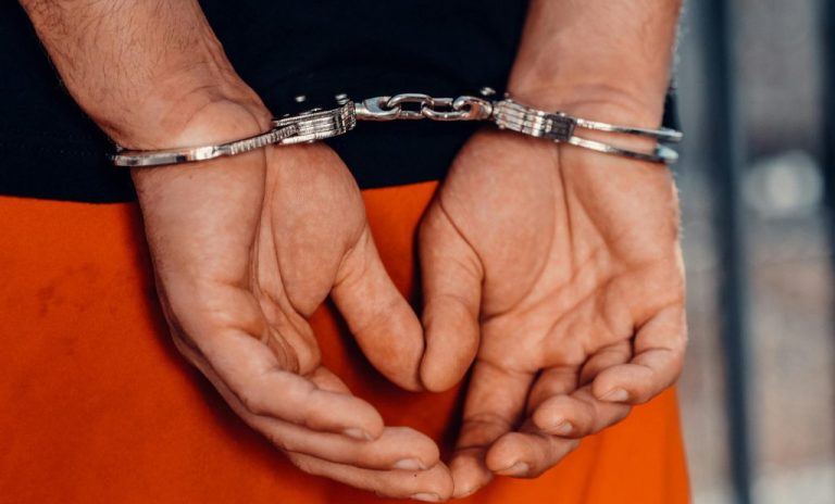 Δολοφονία στη Γλυφάδα: Συνελήφθη ο γιος του θύματος – Στο παρελθόν είχε σκοτώσει τη μητέρα του