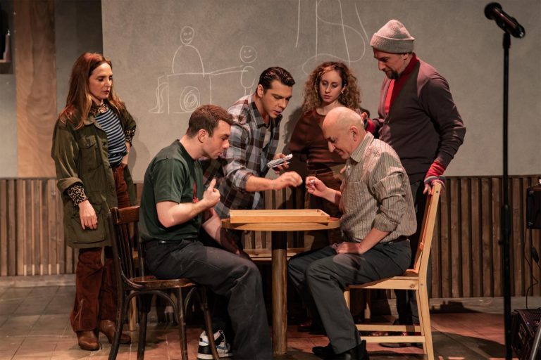 «Δύο ή τρία πράγματα που ξέρω γι’ αυτόν» | Το νέο έργο του Ανέστη Αζά στο Θέατρο Προσκήνιο, από 24/1