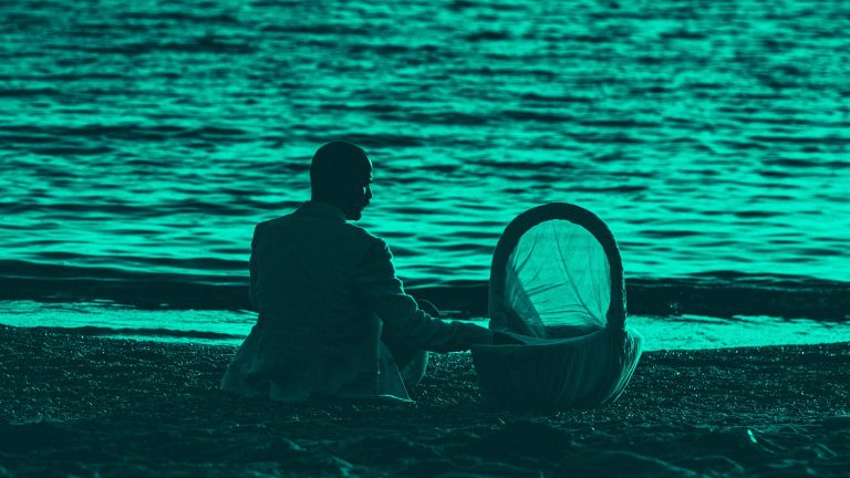 Η ΦΩΚΙΑ του Μάνου Θηραίου, σε σκηνοθεσία Βλάση Πασιούδη και Μάνου Θηραίου | Από 1 Μαρτίου | Στο Θέατρο Άβατον