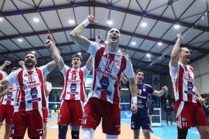 Παναθηναϊκός – Ολυμπιακός 2 – 3: Οι έξαλλοι πανηγυρισμοί των ερυθρολεύκων για την κατάκτηση του Super Cup βόλεϊ ανδρών