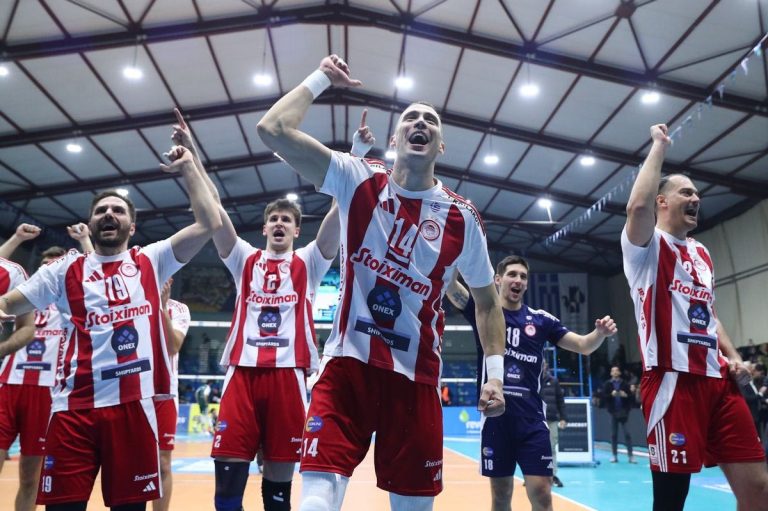 Παναθηναϊκός – Ολυμπιακός 2 – 3: Οι έξαλλοι πανηγυρισμοί των ερυθρολεύκων για την κατάκτηση του Super Cup βόλεϊ ανδρών