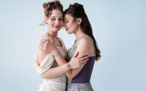 Πώς η Pandora μετατρέπει το Regency romance σε παγκόσμιο brand