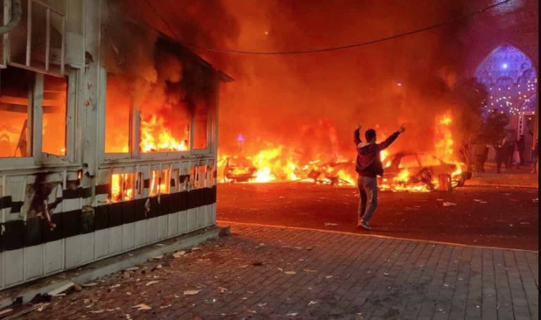 Το Ιράν στις φλόγες: Εκατόμβες νεκρών από τις διαδηλώσεις – Αποφασισμένοι για μακελειό οι μουλάδες