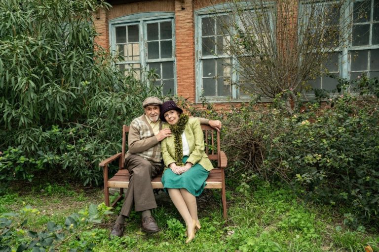 «Εντός Περιθωρίου»: μια τρυφερή ωδή στη ζωή που δεν τελειώνει ποτέ | Θέατρο Μικρό Γκλόρια, 1η Φεβρουαρίου