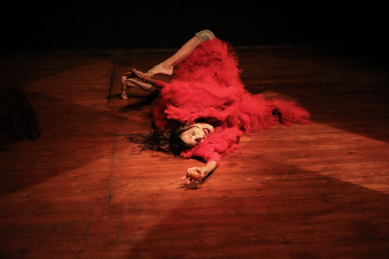 «Το Αποτύπωμα»: χοροθεατρική εικαστική περφόρμανς | Σύλληψη-Σκηνοθεσία: Φένια Αποστόλου | Δεύτερη Παράταση  Παραστάσεων έως 7 Μαρτίου 