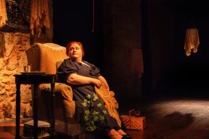 Η «Μπουμπού» του Δημήτρη Μητσοτάκη, σε σκηνοθεσία Κωνσταντίνου Πασσά με τη Δήμητρα Κολλά, στο Θέατρο Εν Αθήναις, παίρνει νέα παράταση λόγω επιτυχίας