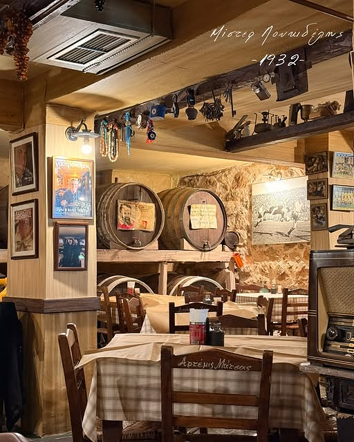 Μίστερ Λουκιδέλης: Η υπόγεια ταβέρνα της Νέας Φιλαδέλφειας που σερβίρει σαλιγκάρια από το 1932 και σε «ταξιδεύει»