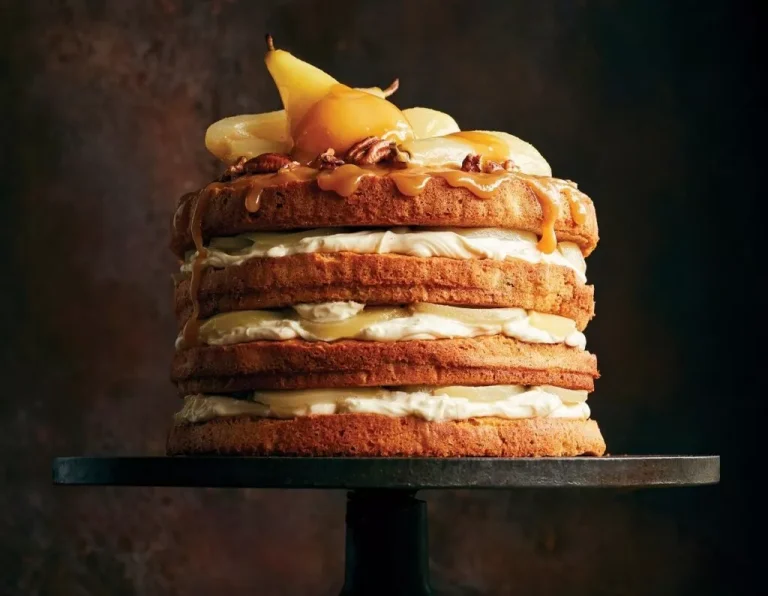 Τούρτα με αλμυρή καραμέλα, καρύδια και αχλάδια ποσέ