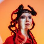 Η ολίνα μοιράζεται το sophomore album της «Τι σε συγκίνησε;» 