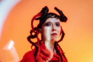 Η ολίνα μοιράζεται το sophomore album της «Τι σε συγκίνησε;» 