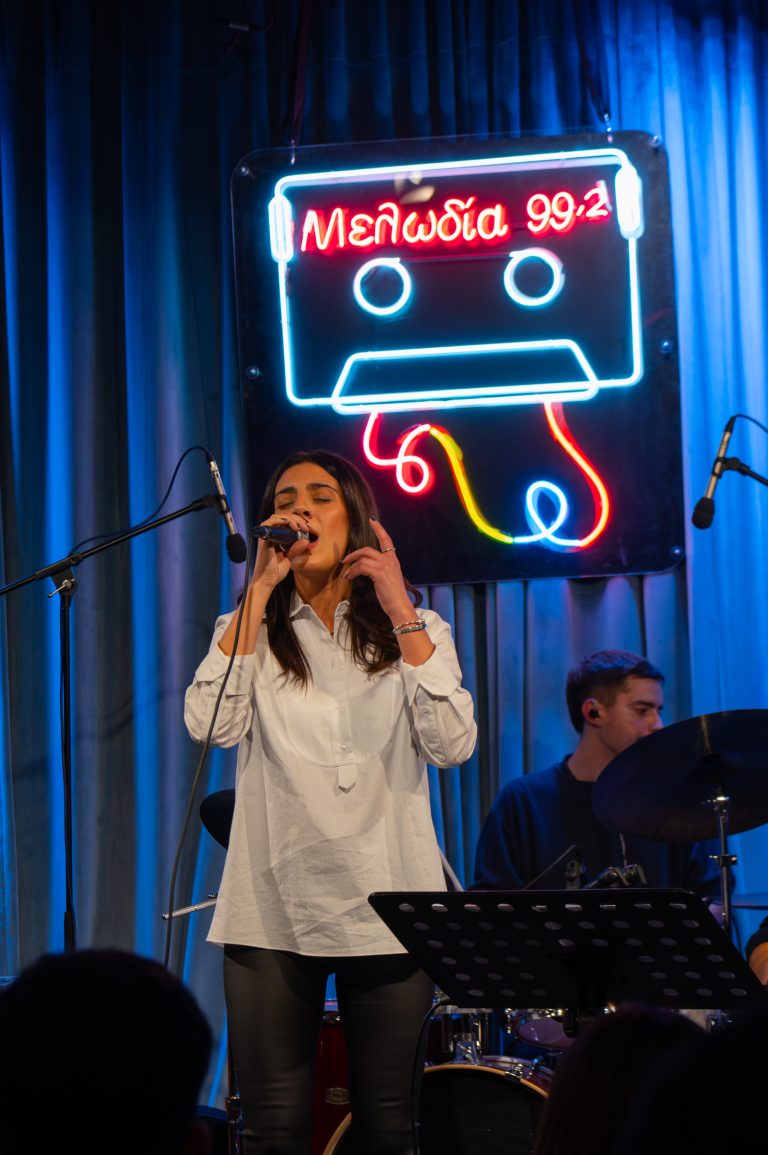 «Μόνο εσένα έχω» από τη Βασιλική Μιχαλοπούλουκαι τις «Κασέτες του Μελωδία 99,2 – Οι φωνές του αύριο»