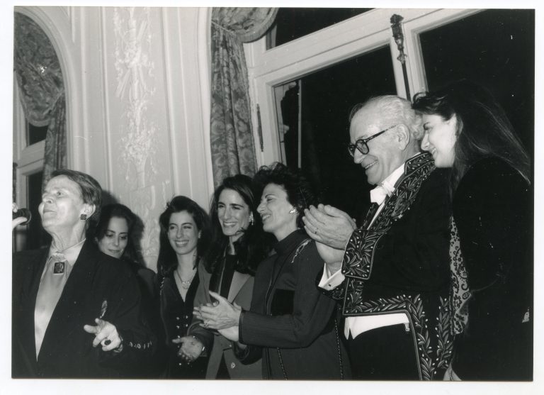 Αρχείο ΜΚΗΛ. Mε την Helene Arveler κατά την απονομή του Σπαθιού για την ένταξη στο Institut de France
