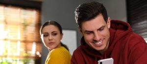Microcheating: Η νέα μορφή απιστίας ή απλώς άλλη μία υπερβολή της εποχής;