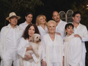 Η ΚΑΡΕΝ ΣΤΟΟΥΝ ΔΕ ΜΕΝΕΙ ΠΙΑ ΕΔΩ” – 6ος χρόνος σε μια συλλεκτική εορταστική παράσταση!
