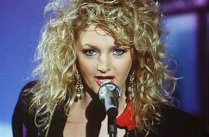 Bonnie Tyler, βρίσκεται σε αργό αλλά σταθερό δρόμο ανάρρωσης