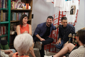 «Όταν η ποίηση συναντά τη χαρακτική, ο λόγος αποκτά σώμα και η εικόνα φωνή»