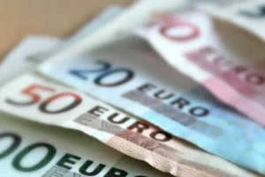 Οι μισθοί επιστρέφουν στη μιζέρια – «Φρένο» στις αυξήσεις – Στοιχεία ΤτΕ