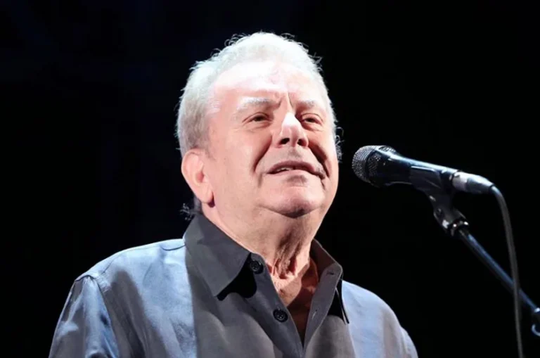 Μανώλης Μητσιάς: Απήγγειλε τον «Γιάννη τον φονιά» επειδή ο γιος του Χατζιδάκι απαγόρευσε να τον τραγουδήσει – Αντιδράσεις από το κοινό
