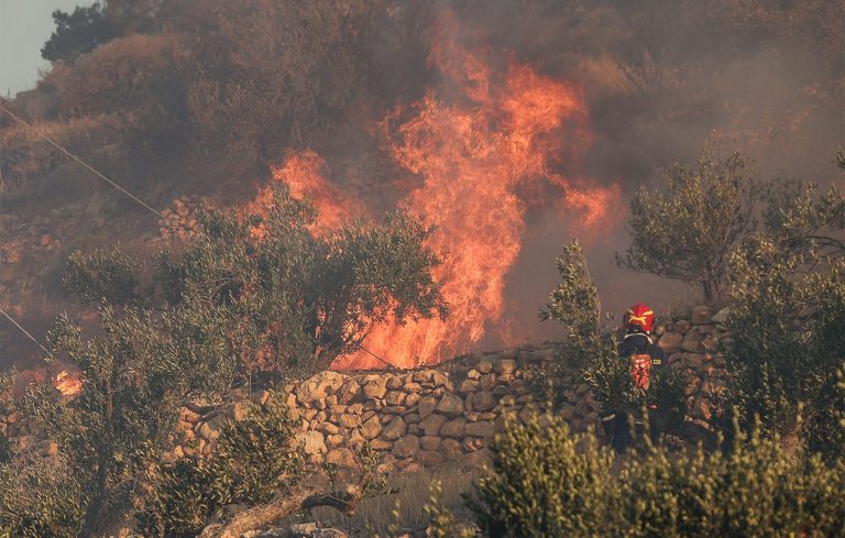 Ανεξέλεγκτη η φωτιά στο Ρέθυμνο: Εντολή απομάκρυνσης και από την Αγία Γαλήνη – Θρήνος για τους 2 νεκρούς πυροσβέστες