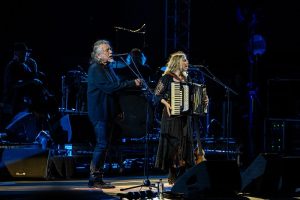 Sold-out πρεμιέρα για το Sani Festival 2026 με μια βραδιά μουσικής ιστορίας από τον Robert Plant