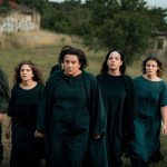 «ΑΗ ΛΑΟΣ» Ένα σκηνικό ρέκβιεμ για την ήττα ενός λαού | ΠΑΝΕΛΛΑΔΙΚΗ ΠΕΡΙΟΔΕΙΑ | Το εμβληματικό έργο του Δημήτρη Λάγιου, του Μιχάλη Μπουρμπούλη και της Σωτηρίας Μπέλλου συναντά τις «Τρωάδες» του Ευριπίδη