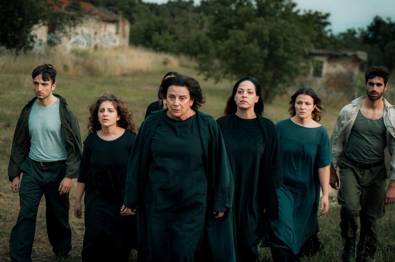 «ΑΗ ΛΑΟΣ» Ένα σκηνικό ρέκβιεμ για την ήττα ενός λαού | ΠΑΝΕΛΛΑΔΙΚΗ ΠΕΡΙΟΔΕΙΑ | Το εμβληματικό έργο του Δημήτρη Λάγιου, του Μιχάλη Μπουρμπούλη και της Σωτηρίας Μπέλλου συναντά τις «Τρωάδες» του Ευριπίδη