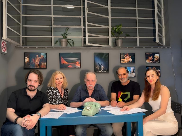 Studio Μαυρομιχάλη παρουσιάζουν το «Μια μικρή παρηγοριά» του Ρέυμοντ Κάρβερ από τις 12 Δεκεμβρίου