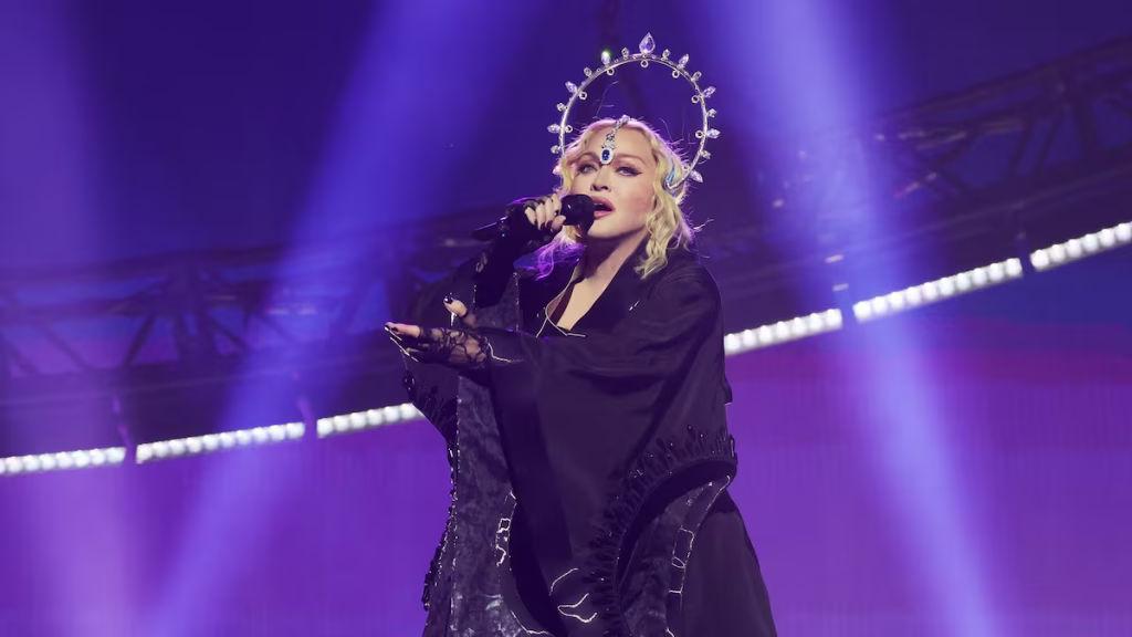 Η Madonna γιορτάζει τα γενέθλια της σε χωριό της Κέρκυρας με μουσικούς από το νησί – Αποκλειστικό βίντεο