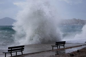 Καιρός: Θυελλώδεις βοριάδες έως 9 μποφόρ στο Αιγαίο – Στους 37°C η θερμοκρασία