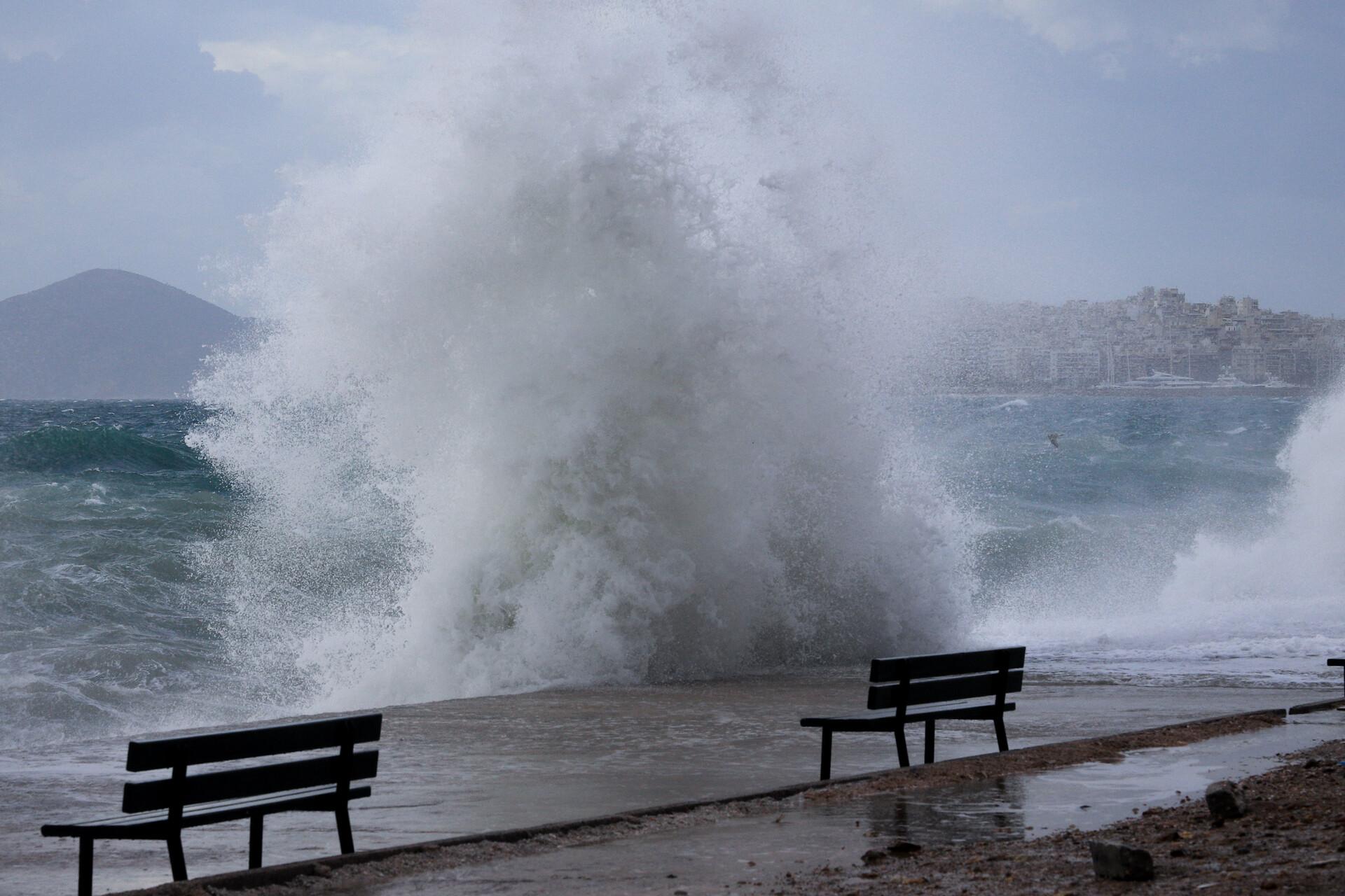 Καιρός: Θυελλώδεις βοριάδες έως 9 μποφόρ στο Αιγαίο – Στους 37°C η θερμοκρασία