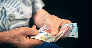 Η ακρίβεια εξανεμίζει τις χαμηλές συντάξεις