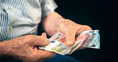 Η ακρίβεια εξανεμίζει τις χαμηλές συντάξεις