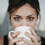 Πίνετε πολύ καφέ; 5 σημάδια ότι η καφεΐνη έχει αρχίσει να σας επηρεάζει