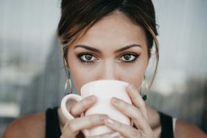 Πίνετε πολύ καφέ; 5 σημάδια ότι η καφεΐνη έχει αρχίσει να σας επηρεάζει