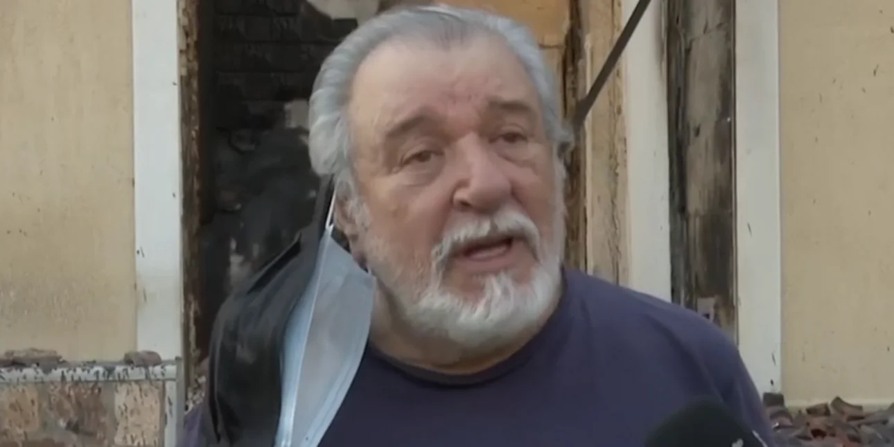Τάσος Χαλκιάς: Βίντεο τον δείχνει να ψάχνει απεγνωσμένος μέσα στα αποκαΐδια του σπιτιού του στο Πόρτο Γερμενό